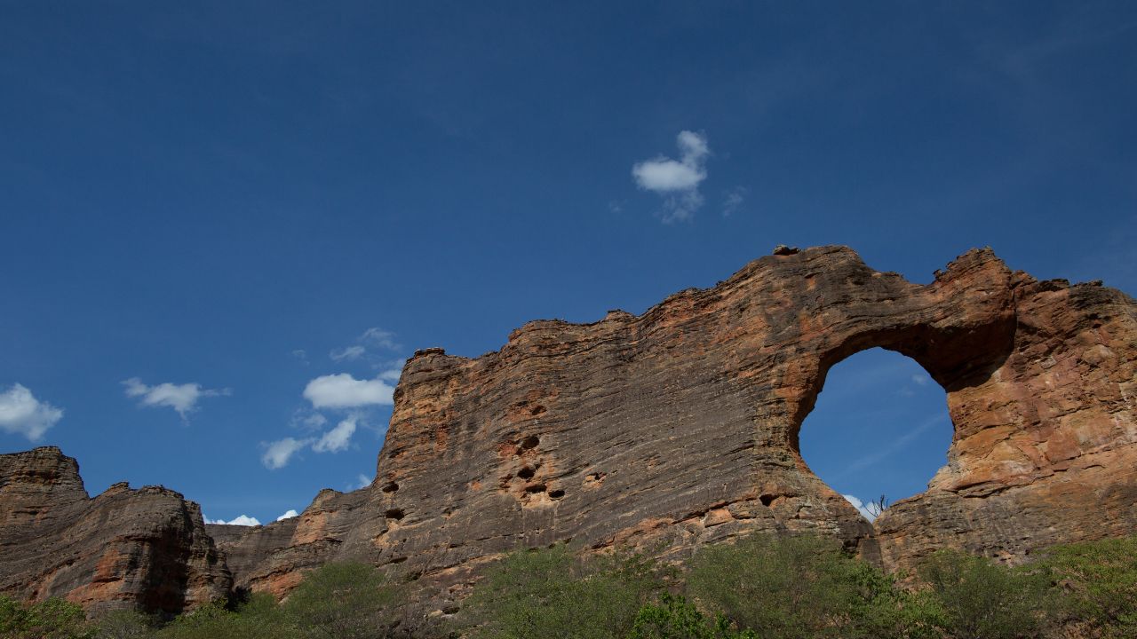 Em pleno sertão nordestino, no Estado do Piauí, encontra-se o Sítio Arqueológico de Serra da Capivara, considerado um dos mais significativos testemunhos da presença humana na América do Su