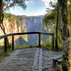 O Cânion Itaimbezinho está entre os cenários naturais de maior destaque no Brasil em 2025, localizado no Parque Nacional de Aparados da Serra, na divisa entre Rio Grande do Sul