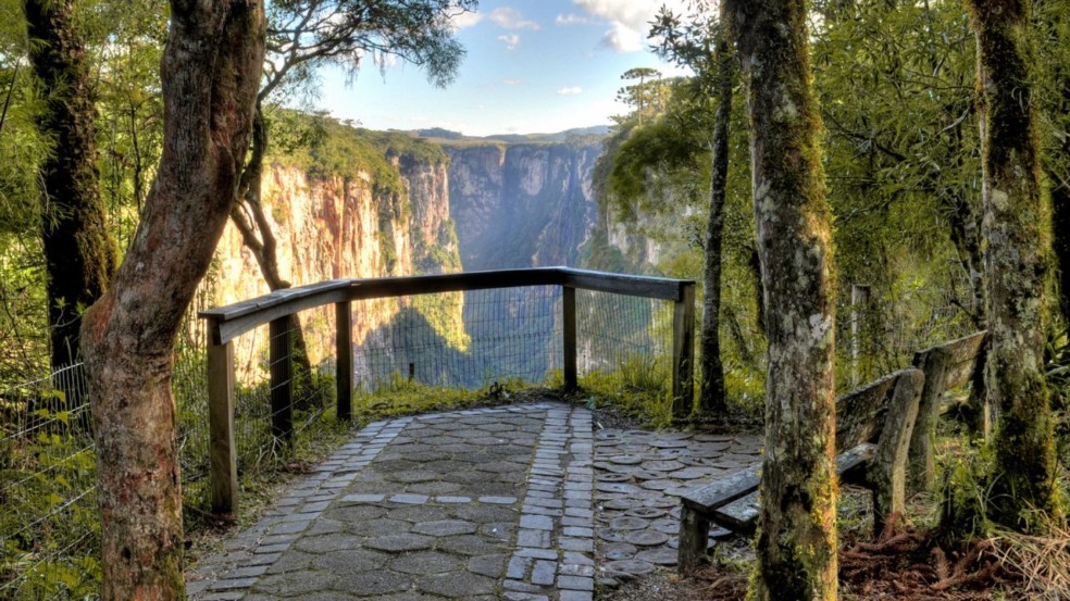 O Cânion Itaimbezinho está entre os cenários naturais de maior destaque no Brasil em 2025, localizado no Parque Nacional de Aparados da Serra, na divisa entre Rio Grande do Sul O Cânion Itaimbezinho está entre os cenários naturais de maior destaque no Brasil em 2025, localizado no Parque Nacional de Aparados da Serra, na divisa entre Rio Grande do Sul