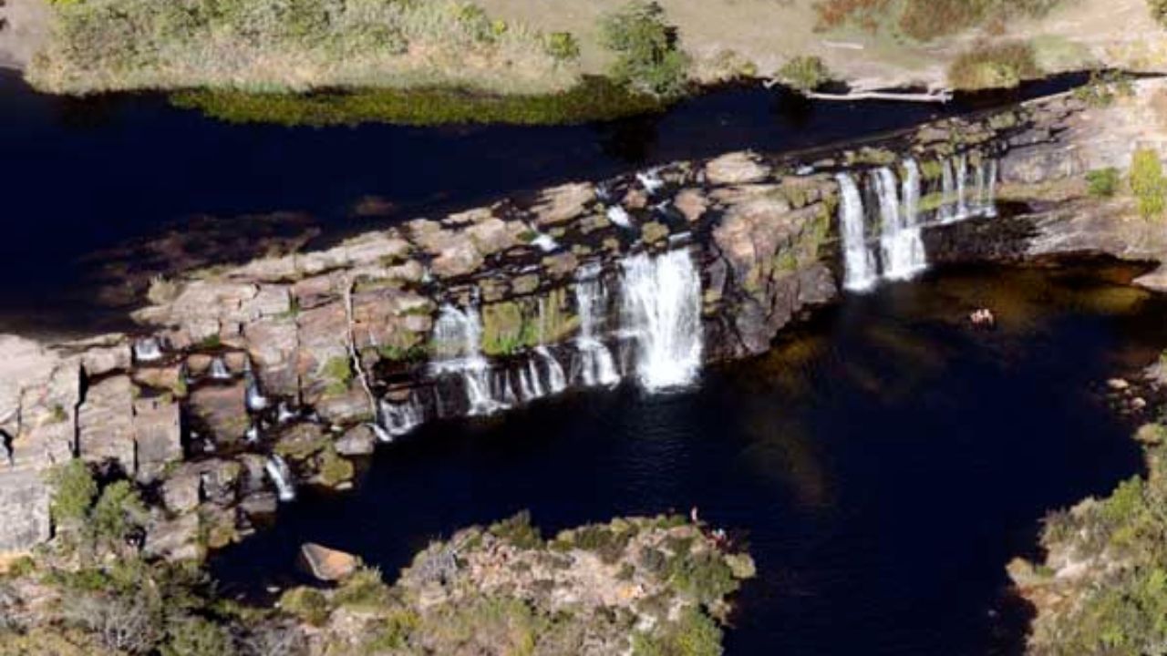 Lugar escondido entre as montanhas mineiras revela quedas d’água de tirar o fôlego