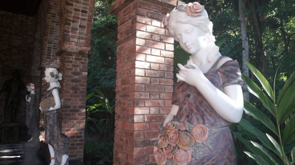 Já imaginou caminhar entre esculturas gigantes em um lugar fora do comum? Já imaginou caminhar entre esculturas gigantes em um lugar fora do comum?