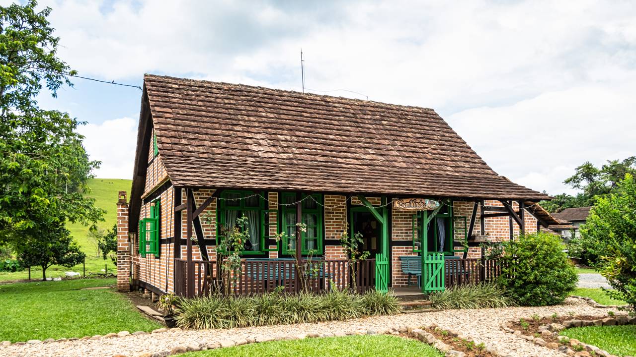 Pomerode, localizada no Vale do Itajaí, é reconhecida como a cidade mais alemã do Brasil e encanta visitantes com seu patrimônio histórico, cultural e arquitetônico