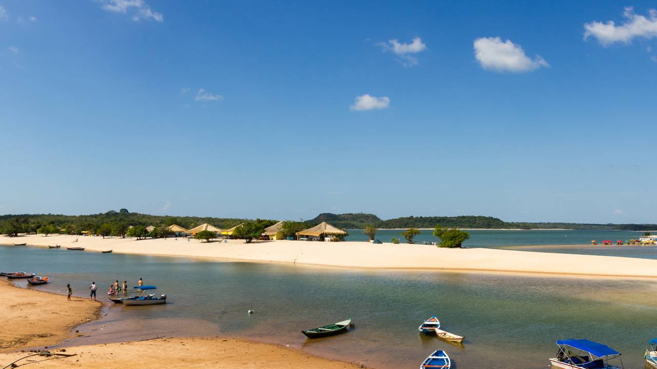As águas cristalinas de Alter do Chão são um dos maiores atrativos do turismo no Pará, oferecendo uma experiência única para quem deseja se conectar à natureza