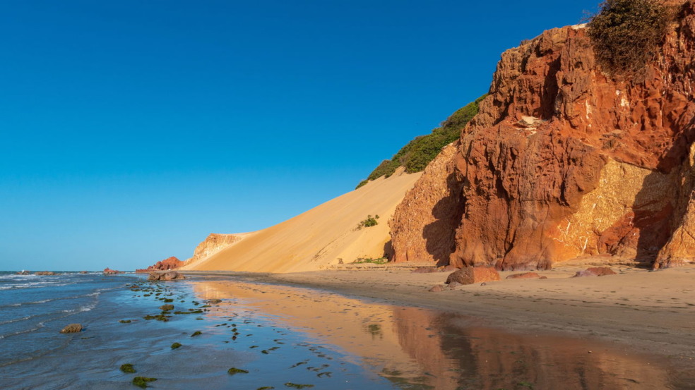 Praia das Fontes reserva experiências genuínas para quem busca contato próximo com as belezas naturais do litoral do Ceará.
