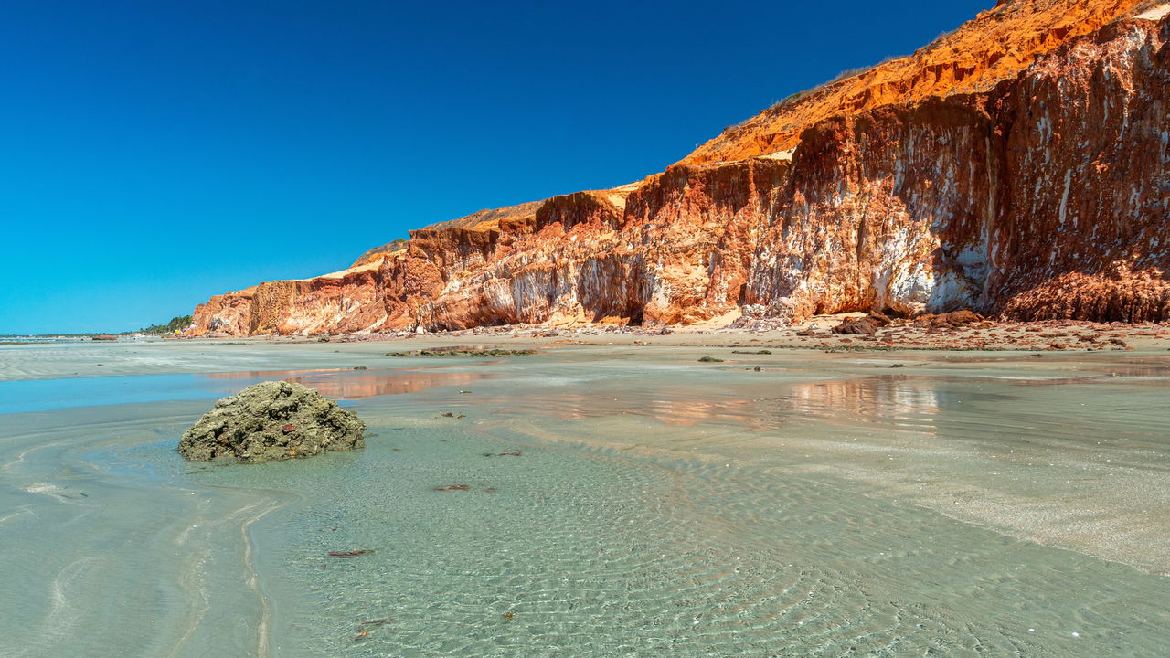 Praia das Fontes reserva experiências genuínas para quem busca contato próximo com as belezas naturais do litoral do Ceará.