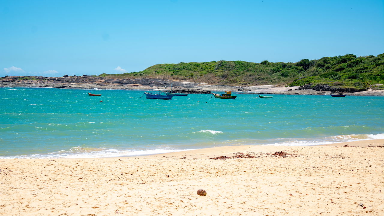 As águas cristalinas da Praia de Meaípe no litoral de Guarapari, Espírito Santo, oferecem um cenário ideal para lazer e contemplação