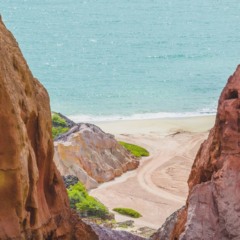 Falésias, mar azul e coqueiros criam uma paisagem que dá vontade de ficar