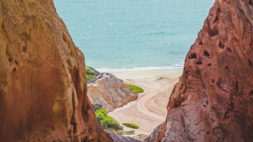Falésias, mar azul e coqueiros criam uma paisagem que dá vontade de ficar Falésias, mar azul e coqueiros criam uma paisagem que dá vontade de ficar