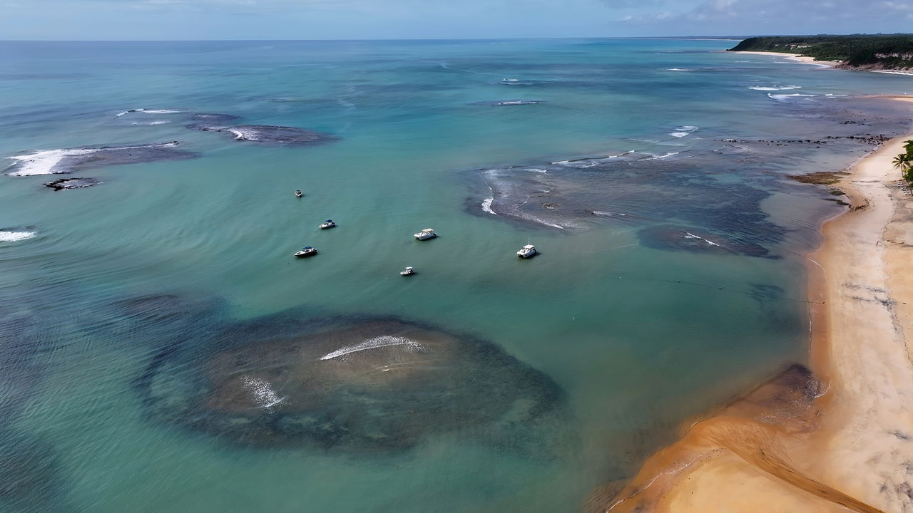 Um mergulho nas águas cristalinas da Praia do Espelho, no sul da Bahia, proporciona uma experiência singular para quem valoriza contato intenso com a natureza e cenários paradisíacos