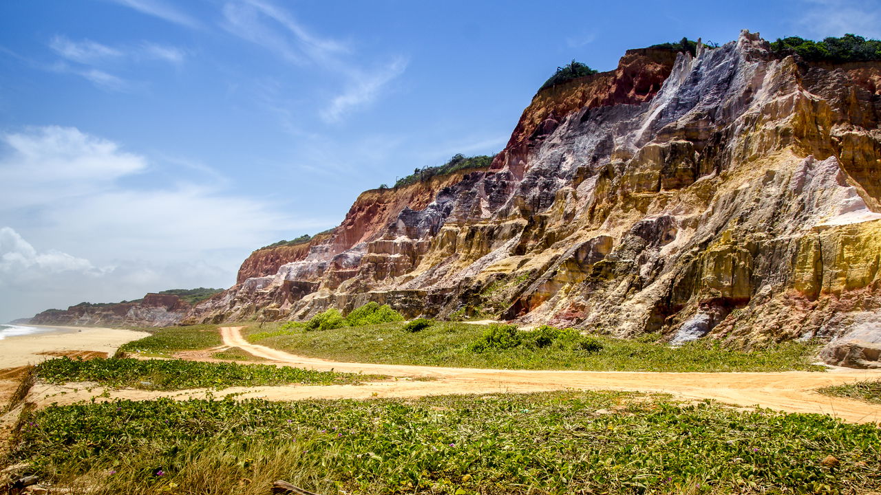 Praia do Gunga é sinônimo de cartão-postal no litoral sul de Alagoas, reunindo cenário paradisíaco e um dos atrativos geológicos mais procurados da região: as falésias coloridas