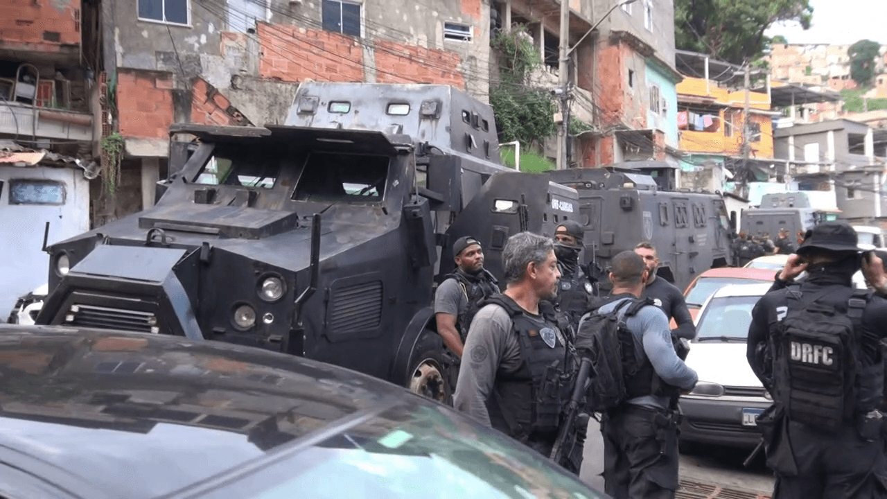 Rio de Janeiro: 2,5 mil agentes participam de ação contra o Comando Vermelho