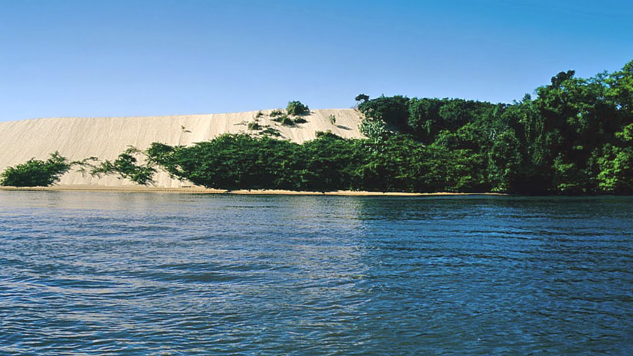 Explorar o Rio Preguiças proporciona uma imersão única nas paisagens naturais e culturais do estado do Maranhão