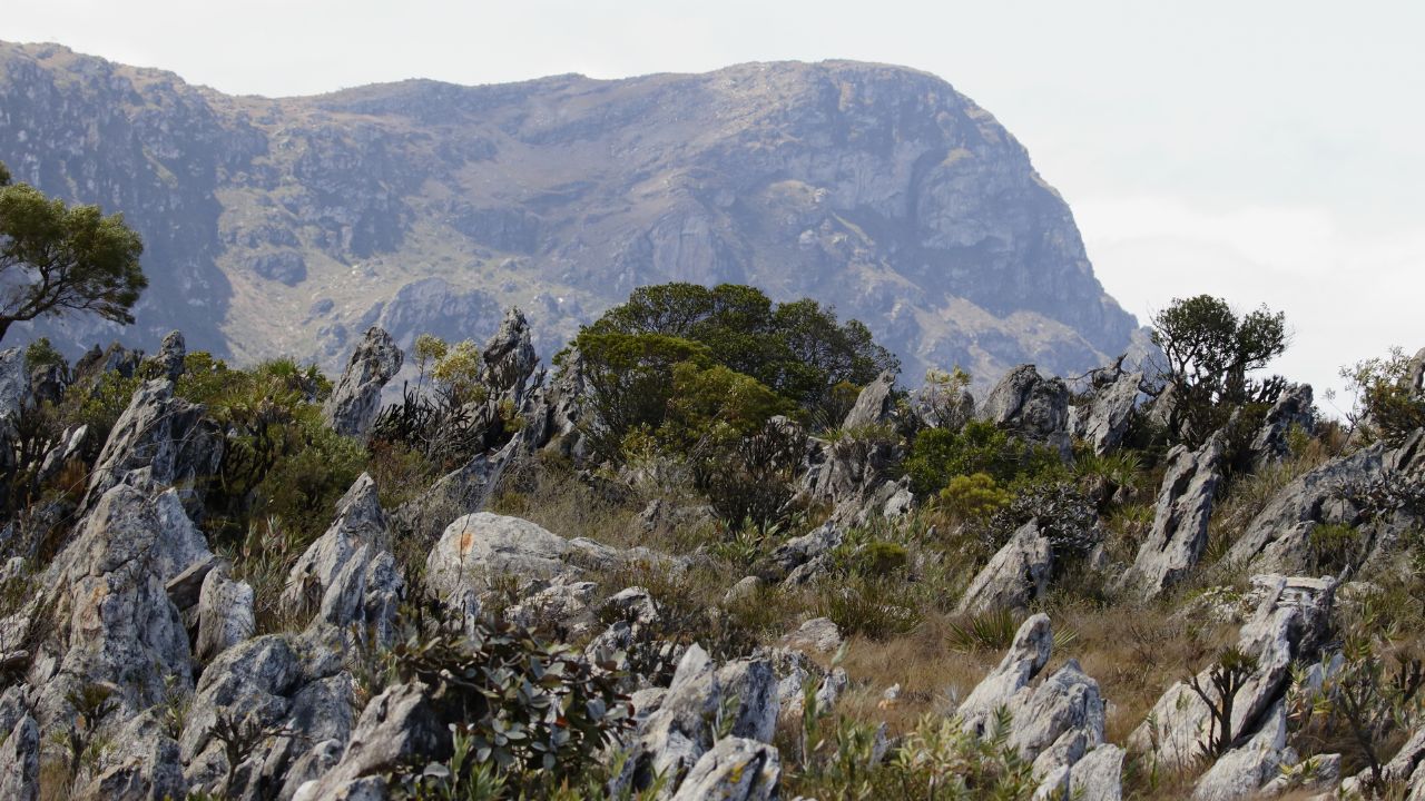 Lugar escondido entre as montanhas mineiras revela quedas d’água de tirar o fôlego