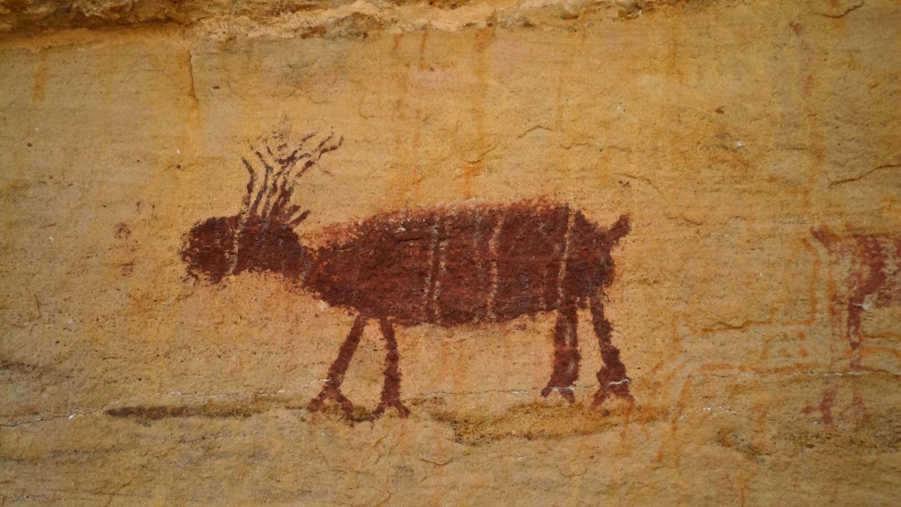 Em pleno sertão nordestino, no Estado do Piauí, encontra-se o Sítio Arqueológico de Serra da Capivara, considerado um dos mais significativos testemunhos da presença humana na América do Su