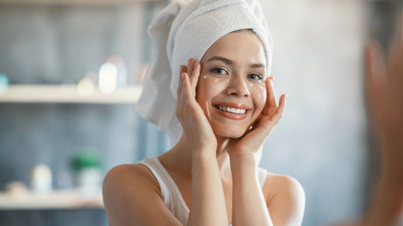 Skincare de 5 minutos com produtos que realmente fazem diferença