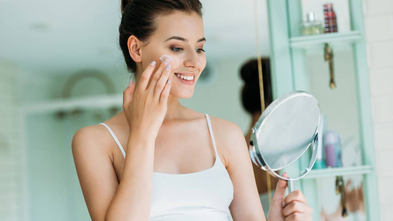 Como montar uma rotina de cuidados com a pele usando o que você já tem em casa