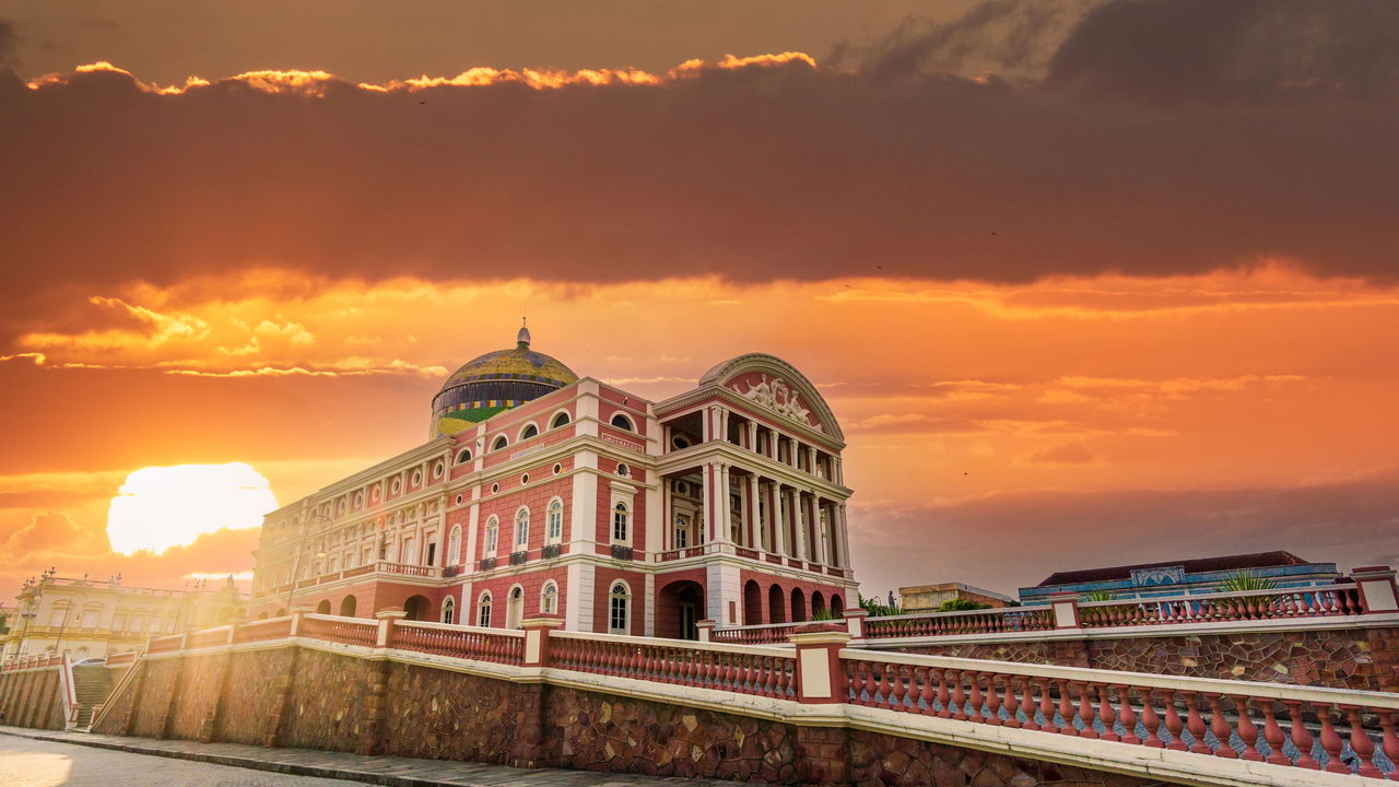 O majestoso Teatro Amazonas se destaca no centro de Manaus como um dos principais patrimônios culturais do Brasil