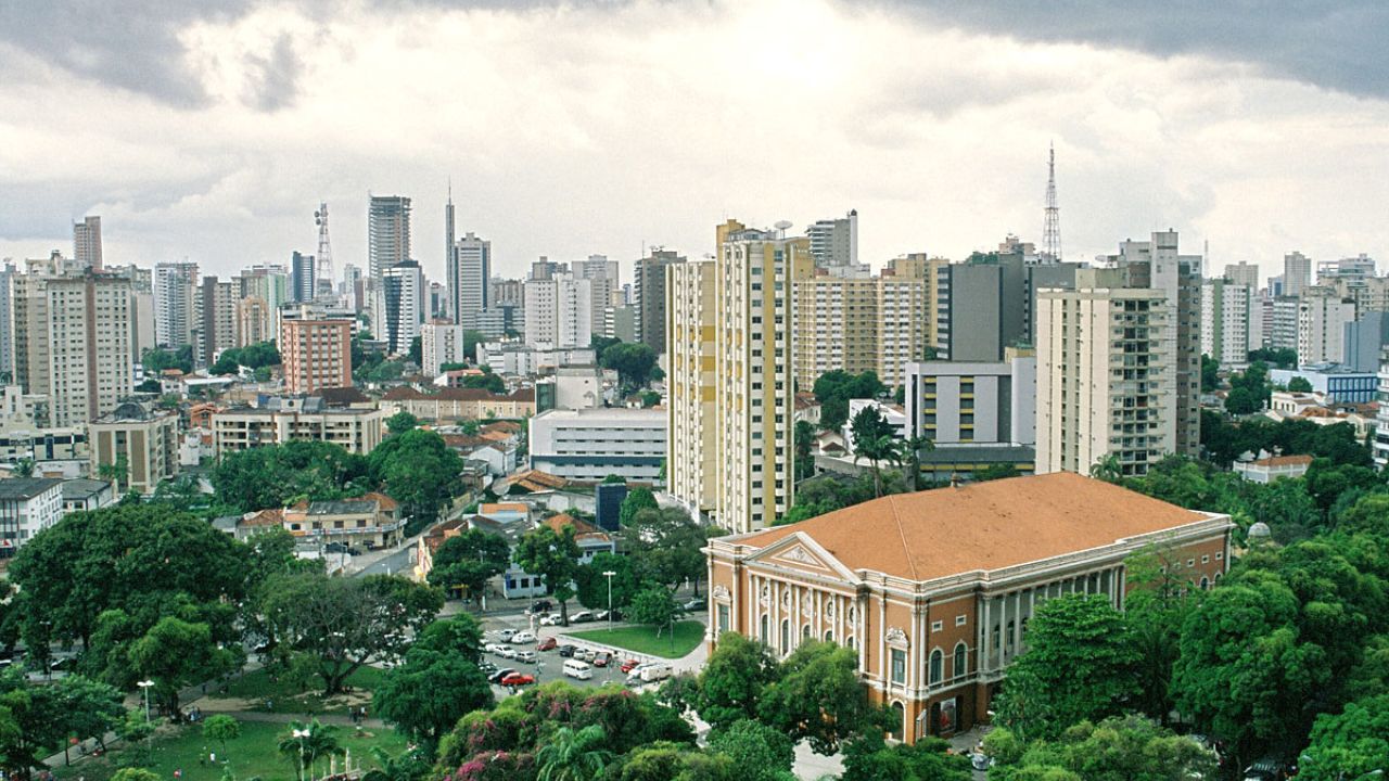 Localizado no coração da capital paraense, o Theatro da Paz é uma das mais emblemáticas construções de Belém e figura entre os grandes marcos arquitetônicos do Brasil, refletindo a opulência do ciclo da borracha e atraindo olhares atentos tanto de moradores quanto de visitantes desde sua inauguração, em 1878.