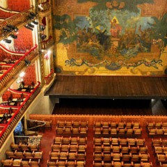 Localizado no coração da capital paraense, o Theatro da Paz é uma das mais emblemáticas construções de Belém e figura entre os grandes marcos arquitetônicos do Brasil, refletindo a opulência do ciclo da borracha e atraindo olhares atentos tanto de moradores quanto de visitantes desde sua inauguração, em 1878.