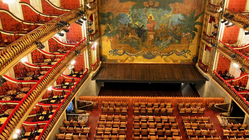 Localizado no coração da capital paraense, o Theatro da Paz é uma das mais emblemáticas construções de Belém e figura entre os grandes marcos arquitetônicos do Brasil, refletindo a opulência do ciclo da borracha e atraindo olhares atentos tanto de moradores quanto de visitantes desde sua inauguração, em 1878. Localizado no coração da capital paraense, o Theatro da Paz é uma das mais emblemáticas construções de Belém e figura entre os grandes marcos arquitetônicos do Brasil, refletindo a opulência do ciclo da borracha e atraindo olhares atentos tanto de moradores quanto de visitantes desde sua inauguração, em 1878.