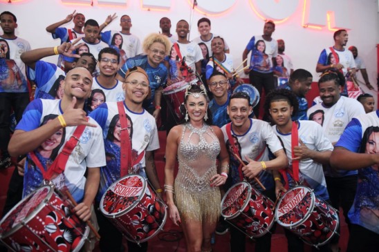 Rainha Vanessa Rangeli na quadra do Salgueiro