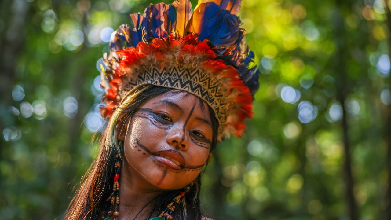 Entrar na floresta do Museu da Amazônia proporciona uma experiência singular com a diversidade natural e os aspectos culturais presentes no bioma amazônico. Logo na chegada, notam-se as copas grandiosas das árvores e a variedade de sons vindos da mata, compondo um cenário que frequentemente só se conhece por livros e documentários. O museu, localizado em Manaus, destaca-se como um ponto de contato autêntico entre visitantes e o coração vivo da floresta tropical.