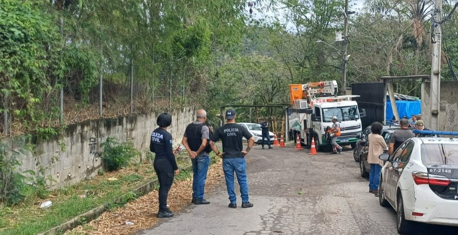 ENEL RIO REMOVE ‘GATOS’ DE ENERGIA ENEL RIO REMOVE ‘GATOS’ DE ENERGIA