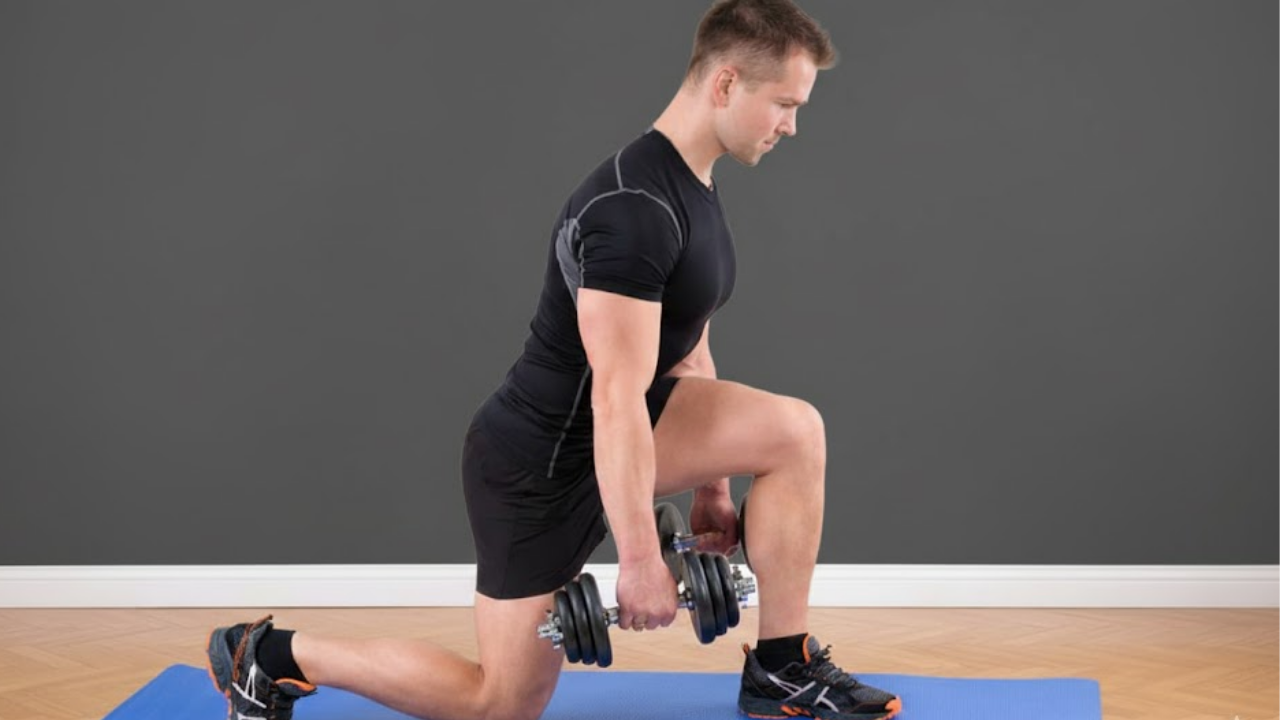 3 exercícios com halteres para força e definição muscular