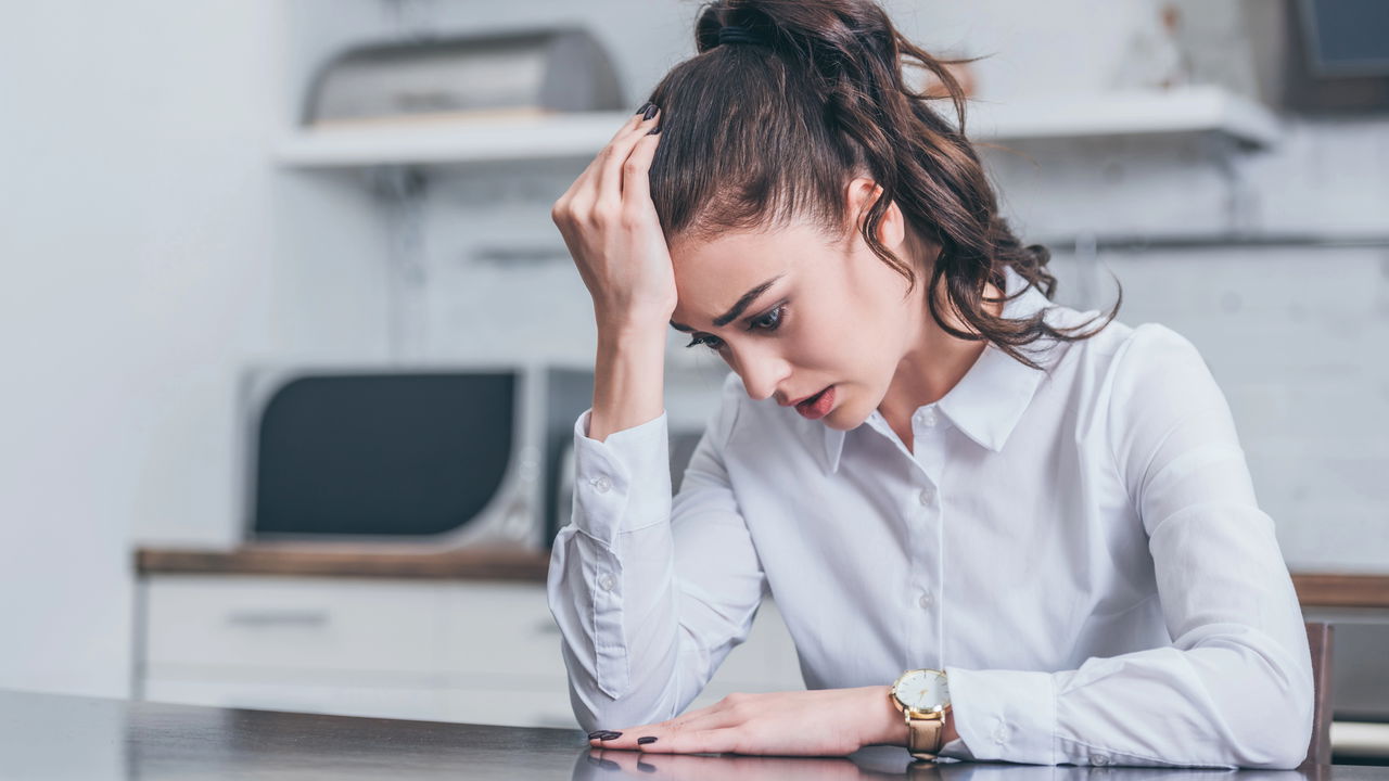 Quando o coração acelera sem motivo aparente, a sensação costuma gerar dúvidas e desconforto