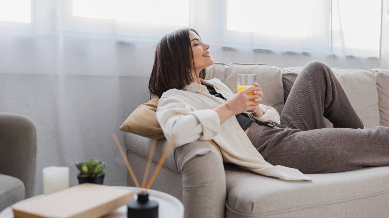 7 gotinhas em um copo d’água e sua casa vai cheirar como um jardim