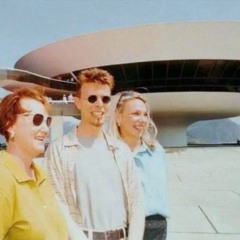 Na foto: David Bowie, adicionado por Oscar Niemeyer, visitou o MAC em 1997 | Reprodução