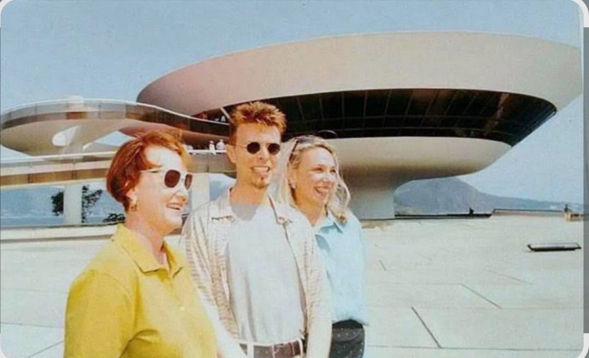Na foto: David Bowie, aficionado por Oscar Niemeyer, visitou o MAC em 1997 | Reprodução Na foto: David Bowie, aficionado por Oscar Niemeyer, visitou o MAC em 1997 | Reprodução