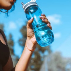 Pequenas mudanças para beber mais água sem esforço