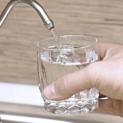 Pequenas mudanças para beber mais água sem esforço