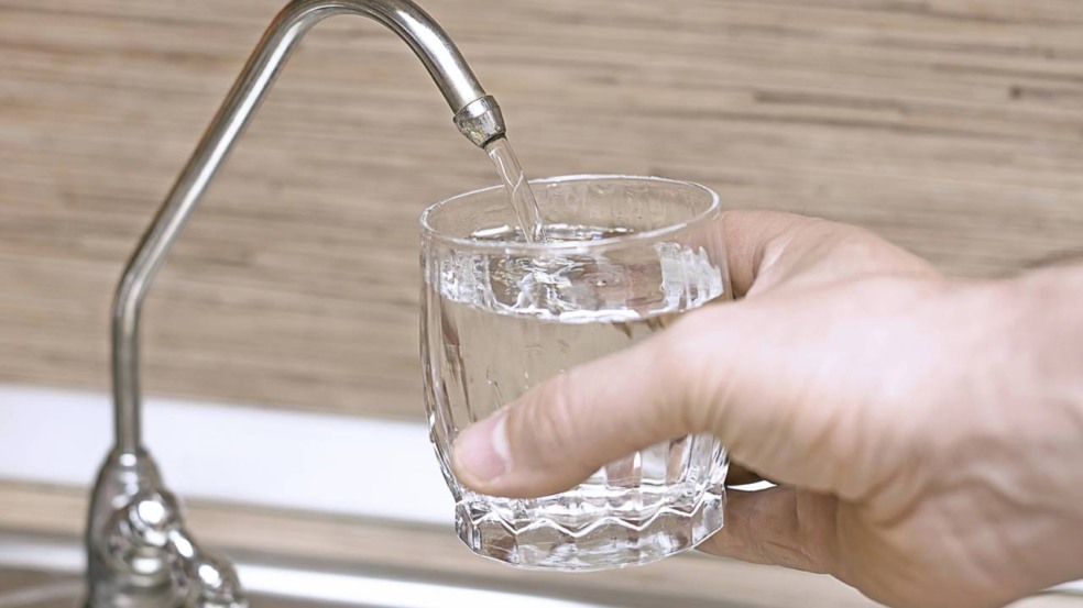 Pequenas mudanças para beber mais água sem esforço Pequenas mudanças para beber mais água sem esforço