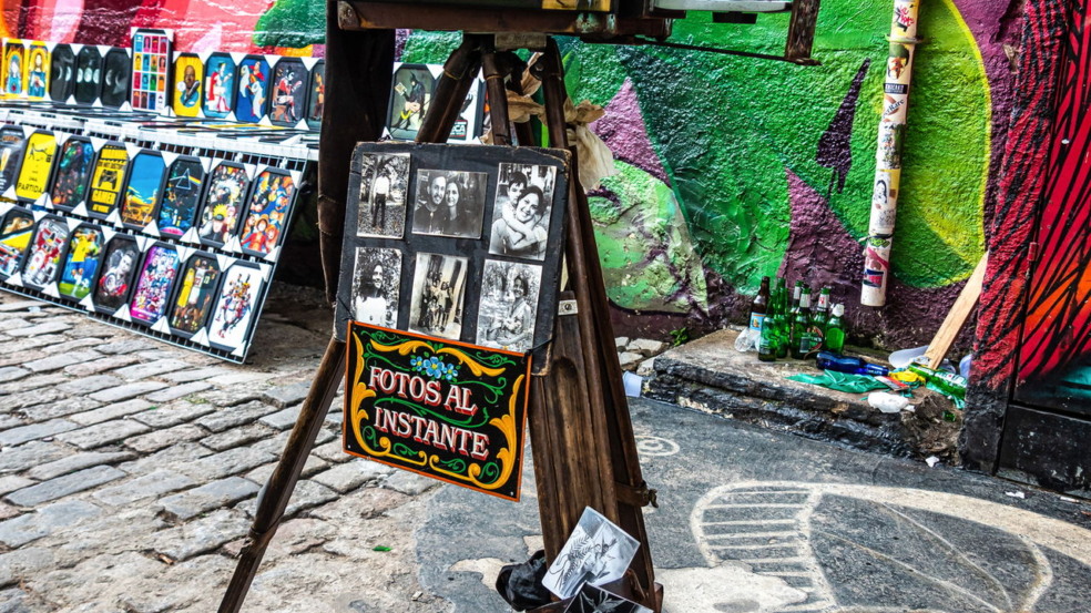 Um passeio pelo Beco do Batman em São Paulo oferece uma imersão vibrante em painéis de grafite que transformam ruas comuns em uma galeria urbana de arte a céu aberto