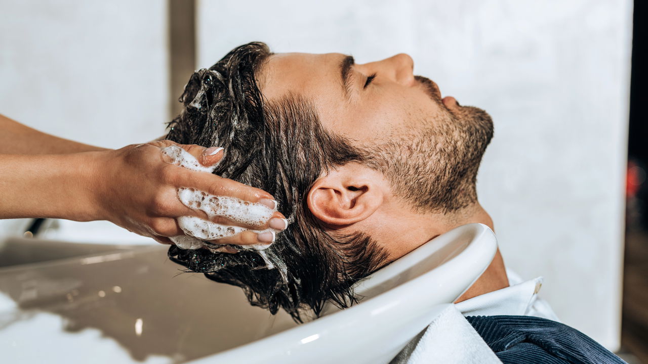 Como manter os cabelos masculinos fortes e saudáveis