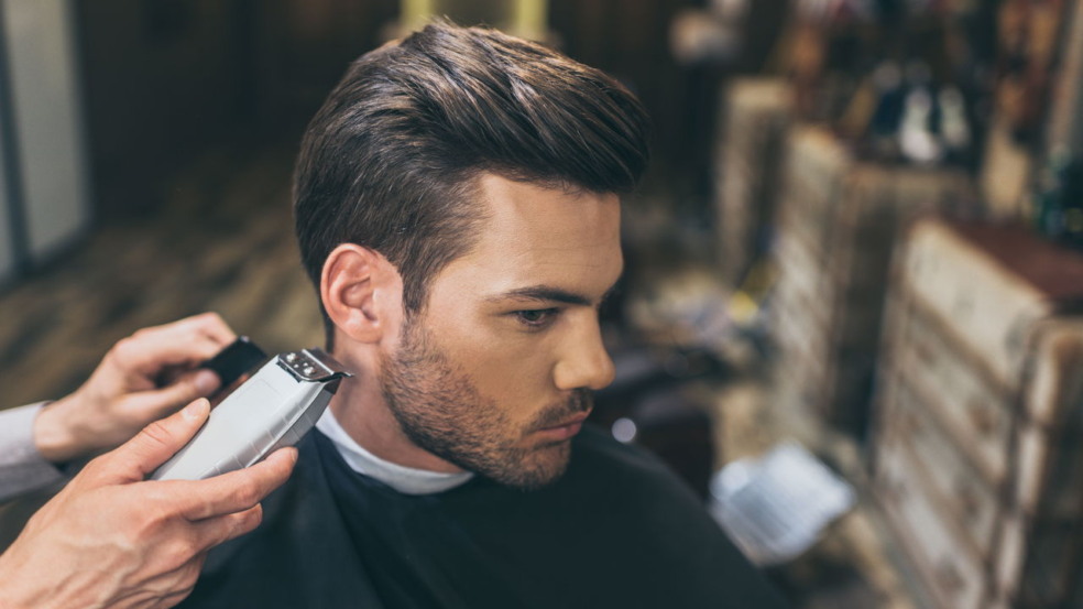 Como manter os cabelos masculinos fortes e saudáveis