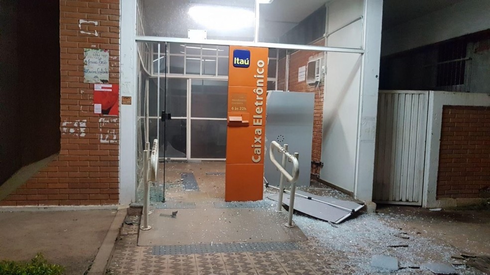 Megaoperação no Rio de Janeiro encontra provas de explosões a caixas e tráfico de carros Megaoperação no Rio de Janeiro encontra provas de explosões a caixas e tráfico de carros