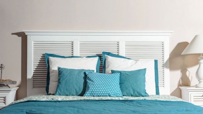Transforme seu quarto com cabeceiras feitas com materiais improváveis