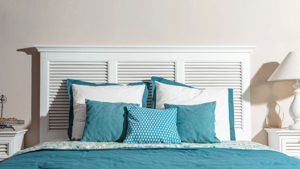 Transforme seu quarto com cabeceiras feitas com materiais improváveis