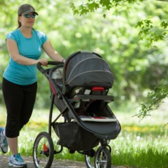 Pessoa caminhando em &aacute;rea verde como forma de cuidar da sa&uacute;de mental