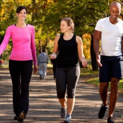 5 exercícios divertidos para fazer com amigos e se manter ativo