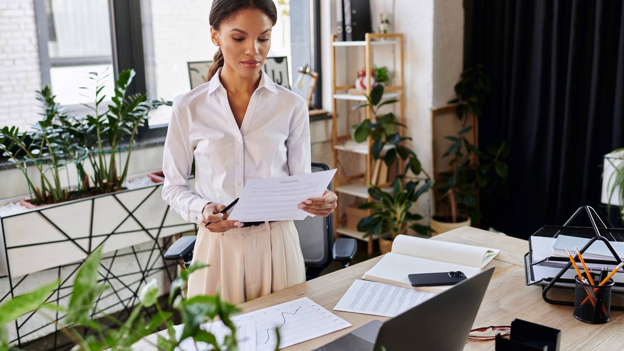As 3 cores que pessoas inteligentes escolhem para se destacar, segundo a psicologia