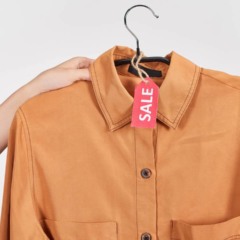 Transforme sua camisa em peça-chave para um look despojado