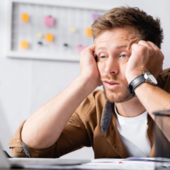 Mesmo após uma noite completa de sono, muitas pessoas relatam acordar sem disposição, sentindo um cansaço persistente que compromete o rendimento ao longo do dia