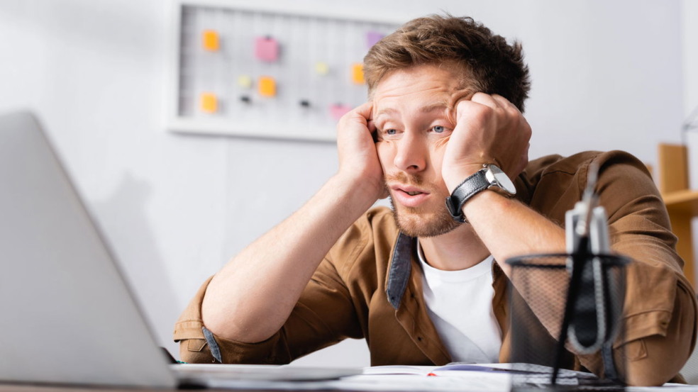 Mesmo após uma noite completa de sono, muitas pessoas relatam acordar sem disposição, sentindo um cansaço persistente que compromete o rendimento ao longo do dia