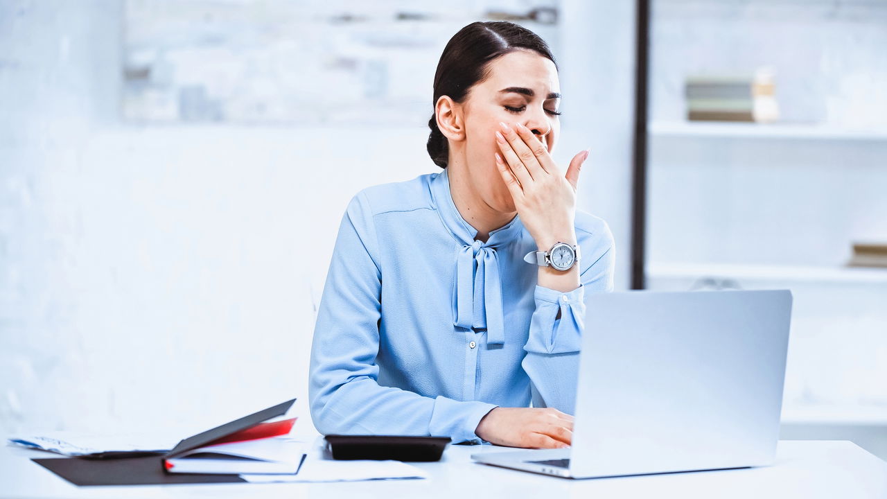 Mesmo após uma noite completa de sono, muitas pessoas relatam acordar sem disposição, sentindo um cansaço persistente que compromete o rendimento ao longo do dia
