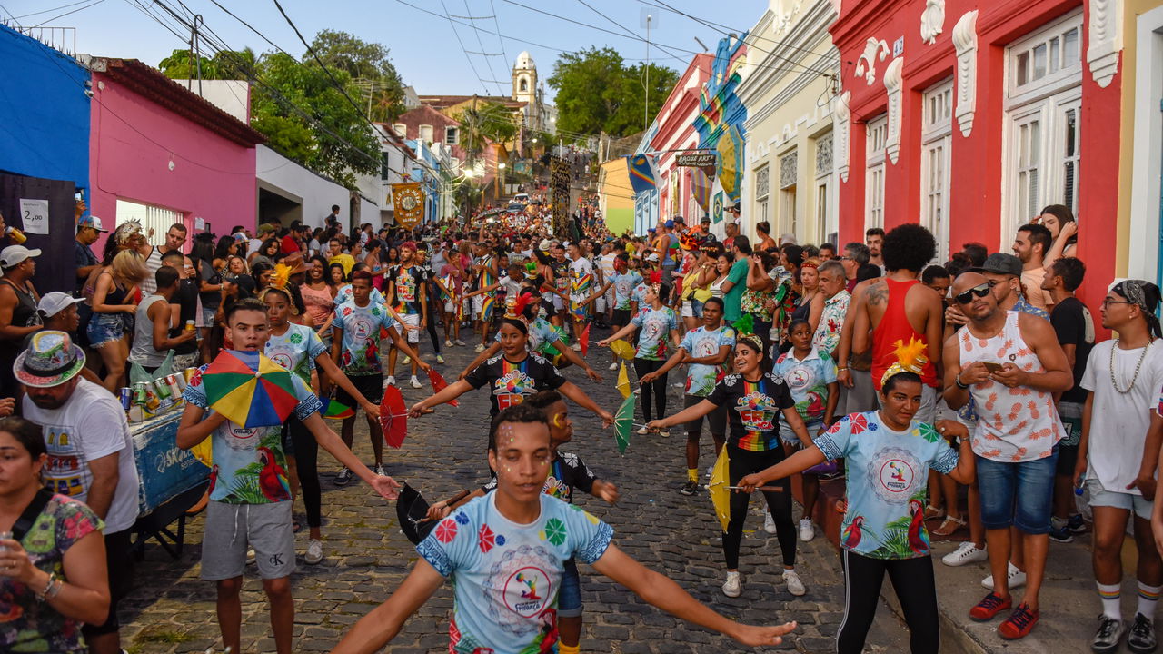 O passeio pelas ruas de Olinda apresenta um verdadeiro mergulho na tradição e arquitetura pernambucanas, revelando casarões seculares e ladeiras que guardam parte importante da história do Brasil