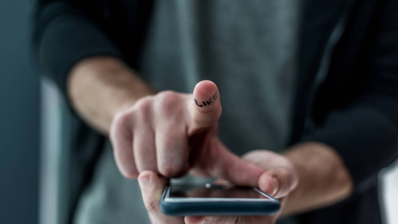 O impacto do vício em redes sociais, segundo a psicologia